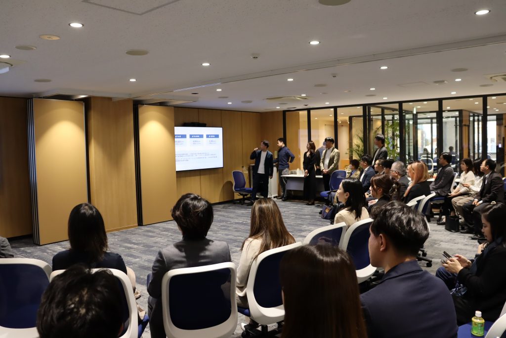 The overseas sales team held a business card exchange event